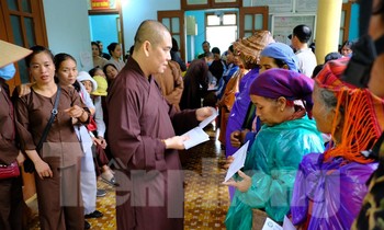 Thượng tọa Thích Thiện Hạnh trao quà tặng người có hoàn cảnh khó khăn