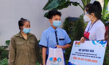 MC Quỳnh Hoa trao bảo trợ học tập cho Nhật Nam. Ảnh: NGÔ TÙNG