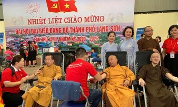 Các Đại đức tham gia hoạt động nhân đạo, từ thiện vì cộng đồng. Ảnh: Duy Chiến
