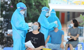 Thanh niên tình nguyện hỗ trợ lấy mẫu xét nghiệm COVID-19