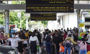 Làm hầm, cầu bộ hành kết nối nhà xe với ga quốc nội sân bay Tân Sơn Nhất