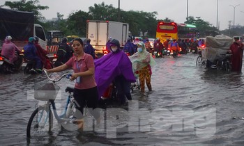 Nam bộ đón mưa dông rất to, cảnh báo lốc xoáy
