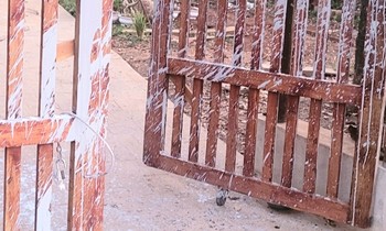 Cổng nhà của nhà báo T.V.Y bị tạt sơn