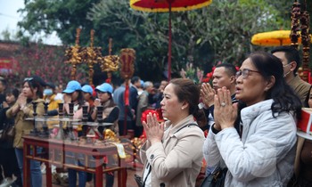 Dòng người vội vã đổ về khai ấn đền Trần
