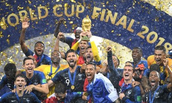 Các cầu thủ Pháp nâng cao Cup vàng World Cup 2018