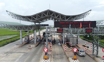 Trạm thu phí BOT cầu Thái Hà lưu lượng xe ít khiến doanh nghiệp không đạt doanh thu như dự kiến. Ảnh: Anh Trọng
