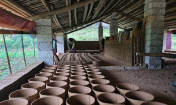 Người dân xóm Lũng Rì làm ngói máng