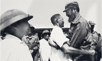 Bí thư Tỉnh ủy Quảng Trị Hồ Sỹ Thản đón Chủ tịch Cuba Fidel Castro tại bờ Nam sông Bến Hải và sáng 15/9/1973. ẢNH: SỸ SÔ