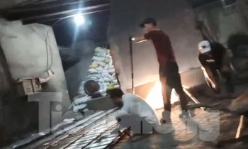 Bên trong cơ sở tái chế chì tại đường 15 KCN Lê Minh Xuân