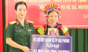 Thiếu tá Bùi Thị Chính (Phòng Chính trị Bộ CHQS thành phố Hải Phòng) trao tiền hỗ trợ phụ nữ có hoàn cảnh khó khăn ở 2 xã Pa Ủ và Pa Vệ Sủ thuộc huyện Mường Tè, tỉnh Lai Châu