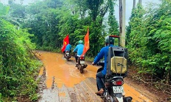 'Đuổi' dịch ở buôn làng