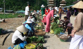 Chợ đòn gánh của người Khmer trên đỉnh núi Cấm (An Giang)