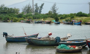Ngư dân 'toát mồ hôi' qua cửa biển Lạch Giang 