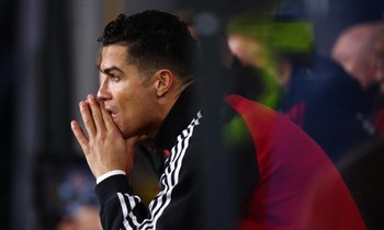 Ronaldo đang mắc kẹt trên băng ghế dự bị MUảnh: The Sun