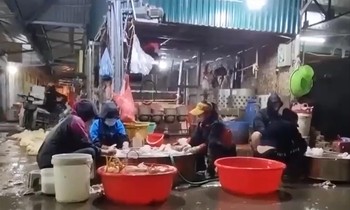 Người dân khu chợ Đông Phương Yên (Chương Mỹ) ngán ngẩm vì tình trạng các lò mổ không phép tràn lan Ảnh: Dương Hưng