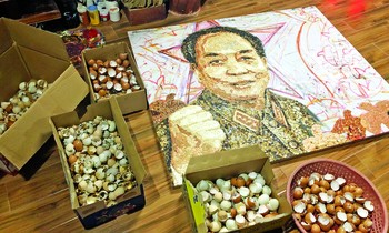 Để hoàn thiện tranh ảnh “Vị tướng tá vì thế hòa bình”, họa sỹ Nguyễn Quốc Vượng vẫn sử dụng không còn rộng lớn 1.000 vỏ trứng và hai năm trời tiến hành 