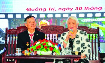 Bà Nguyễn Thị Xuân Phượng và ông Phạm Công Đức giao lưu với các em học sinh