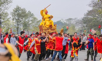 Nét đẹp của hội làng truyền thống như nghi thức “rước vua, chúa sống” ở đền Sái (Đông Anh, Hà Nội) cần được phát huy Ảnh: DUY PHẠM
