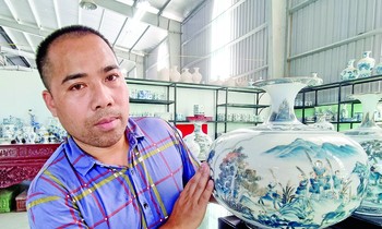 Nghệ nhân Phạm Văn Vang mặt mũi thành phầm gốm Bồ Bát. Ảnh: Đ.H 