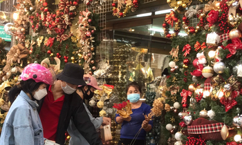 Bạn trẻ thỏa sức lựa chọn, sẵn sàng chi tiền triệu mua đồ trang trí Noel