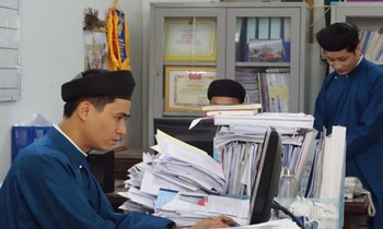 Áo dài nam nơi công sở nhiều lần gây tranh cãi