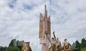 Trang nghiêm di tích tượng đài Chiến thắng sông Lô