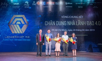PGS. TS Nguyễn Xuân Minh (bìa trái)- Giám đốc Cơ sở II tặng hoa và quà lưu niệm cho đơn vị Bảo trợ chuyên môn - Proself, Cố vấn Marketing và truyền thông - Imas cùng các khách mời tại Đêm chung kết