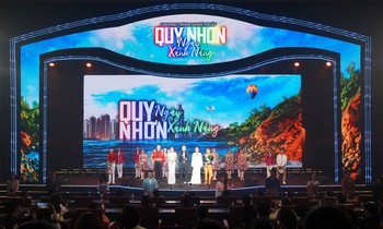Sân khấu đậm chất nghệ thuật của đêm nhạc đặc biệt “Quy Nhơn Ngày Xanh Nắng”