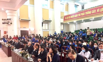 Khen thưởng sinh viên đạt thành tích tại cuộc thi quốc gia và khu vực năm học 2019 – 2020