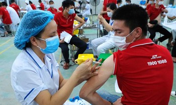 Tại TP.HCM, shipper tuân thủ các quy định nhận diện được phép di chuyển liên quận