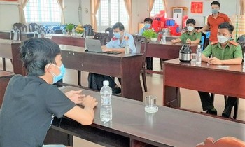 Khu phố nhận gần 18 tấn lương thực, thanh niên lên mạng kêu 22 ngày không có hạt gạo
