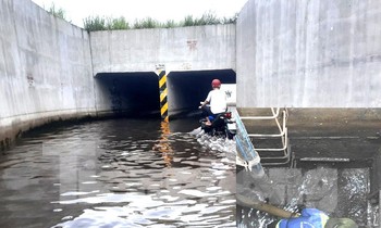 Khẩn trương khắc phục sự cố nghẹt cống gây ngập hầm chui ở Bình Dương