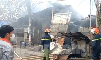 Vựa phế liệu và hai quán cà phê ở Bình Dương bị thiêu rụi lúc rạng sáng 