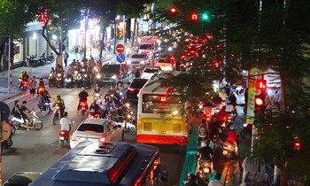 Hà Nội: 'Làm ngơ' biển cấm, người dân xếp hàng dài vi phạm giao thông