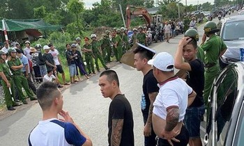 Hàng trăm đối tượng bao vây xe chở 3 sỹ quan công an Đồng Nai sau khi xảy ra vụ ẩu đả tại quán karaoke vào tháng 6 vừa qua