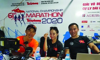 Anh Phạm Thúc Trương Lương (bên phải) cùng 2 đồng nghiệp: nhà báo Nguyễn Đạt và Hương Quỳnh trong cabin bình luận trực tiếp Tiền Phong Marathon 2020 tại Lý Sơn, Quảng Ngãi