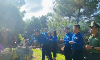 Tuổi trẻ Quảng Bình dâng hương, viếng mộ Đại tướng Võ Nguyên Giáp