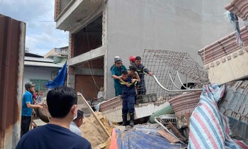 Nghẹt thở giải cứu các nạn nhân vụ sập nhà 4 tầng ở TPHCM