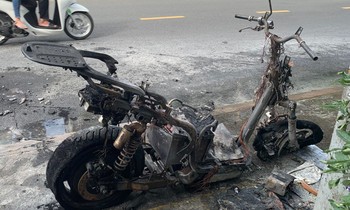 Xe máy điện bốc cháy ngùn ngụt trên đường phố ở TPHCM