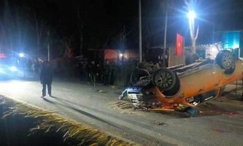 Bị ô tô bán tải lật đè, 3 thiếu niên tử vong