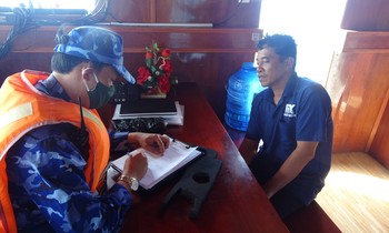 Bắt giữ ba tàu cá vận chuyển khoảng 200.000 lít dầu không rõ nguồn gốc
