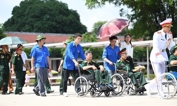 Hình hình ảnh thanh niên thân thương tương hỗ những thương binh nặng nề về thăm hỏi Hà Nội