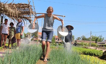 Du khách trải nghiệm du lịch tái tạo ở làng rau Trà Quế (Quảng Nam)
