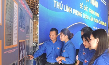 Thanh niên Khánh Hoà tìm hiểu về sự nghiệp, con người Bình Tây Đại tướng Trịnh Phong. Ảnh: THỤC HIỀN