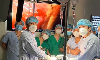 Kíp chuyên gia Nhật Bản và Bệnh viện K thực hiện ca mổ ung thư bằng hệ thống robot hiện đại nhất