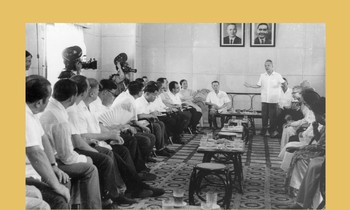 Chủ tịch Hội đồng cố vấn Chính phủ Cách mạng lâm thời CHMNVN Nguyễn Hữu Thọ tiếp các đoàn Đại sứ, năm 1973 (Ảnh tư liệu) 