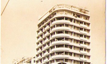 Phạm Xuân Nguyên (phải) trên phố Sài Gòn thời kỳ dạy tiếng Việt cho bộ đội Campuchia (1980)