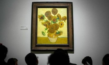 Vì sao bức họa nổi tiếng "Hoa Hướng Dương" của Vincent Van Gogh bị tạt sốt cà chua?