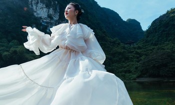 Văn Mai Hương khoe bộ ảnh đón tuổi 28 đẹp như tranh vẽ giữa khung cảnh Ninh Bình hùng vĩ