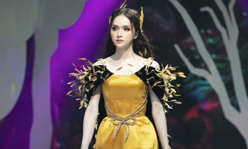 Giữa nhiều thị phi, Hương Giang vẫn tự tin làm vedette sải bước trên sàn catwalk
